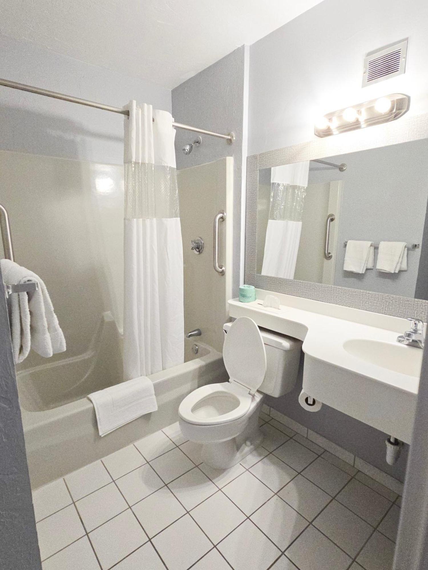Heritage House Inn On Cape Cod ไฮยานนิส ภายนอก รูปภาพ