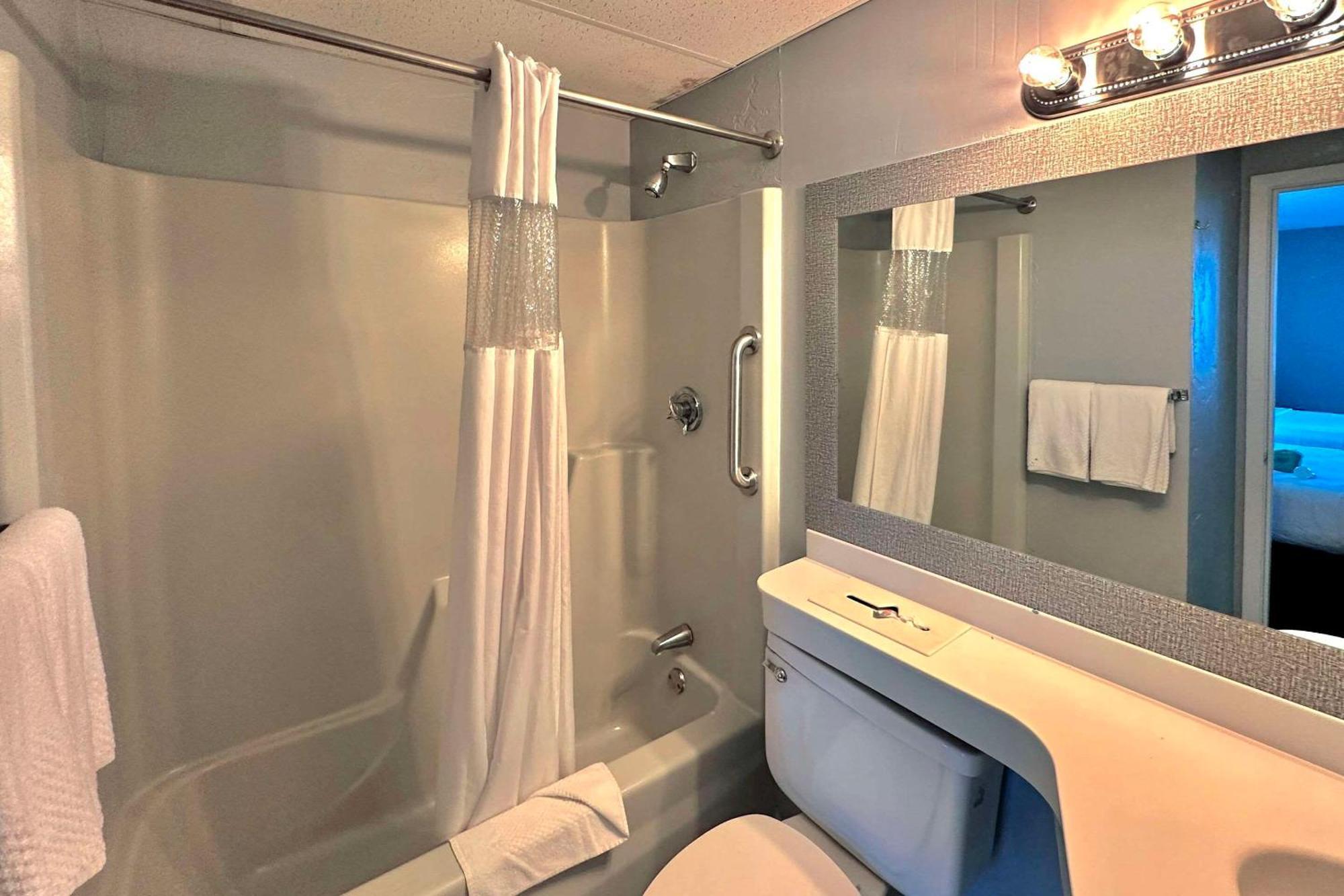 Heritage House Inn On Cape Cod ไฮยานนิส ภายนอก รูปภาพ