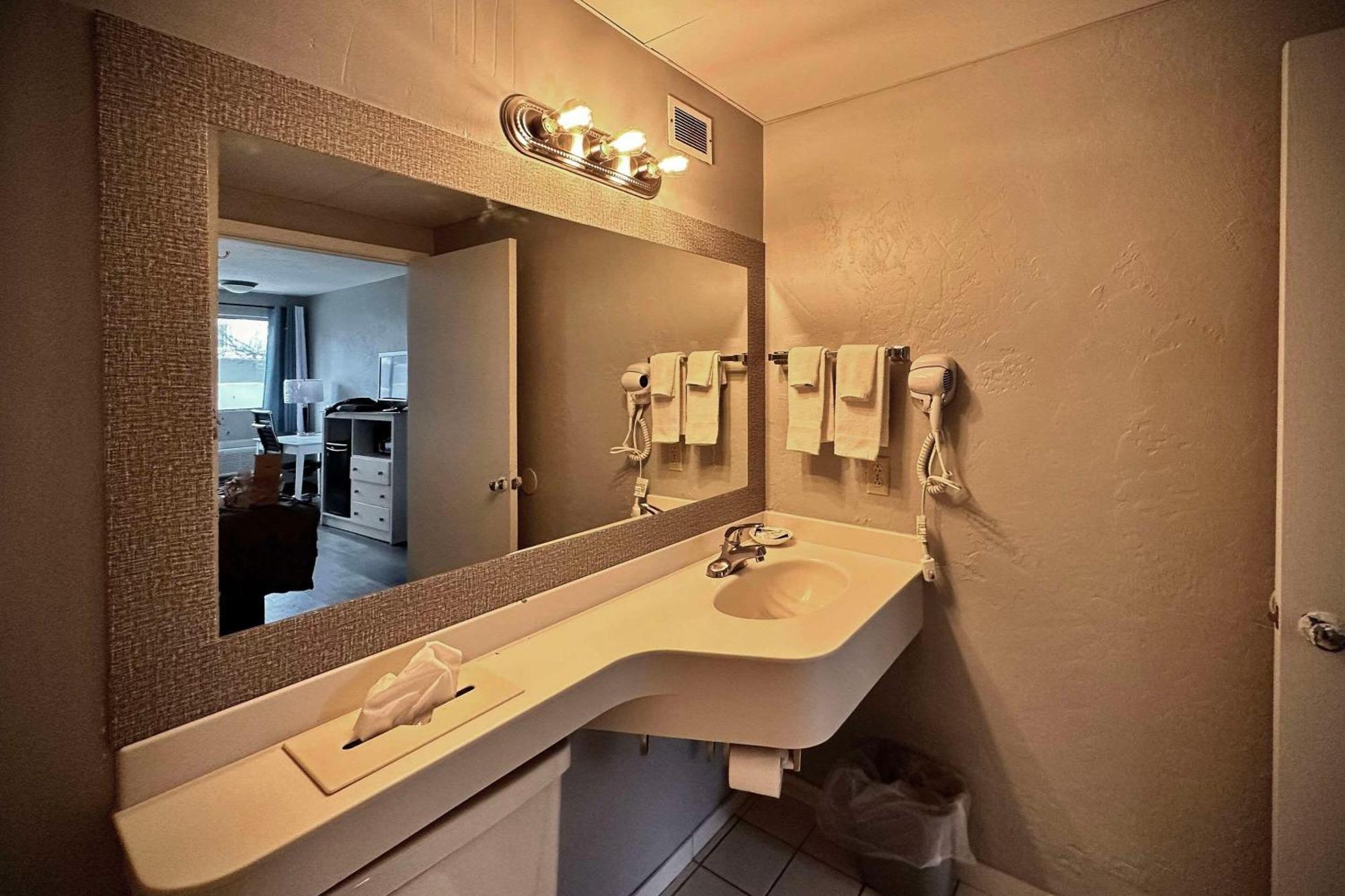 Heritage House Inn On Cape Cod ไฮยานนิส ภายนอก รูปภาพ